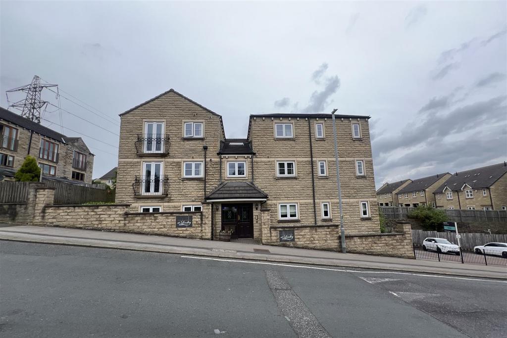 Cowrakes Road, Lindley, Huddersfield.... 2 bed apartment £850 pcm (£