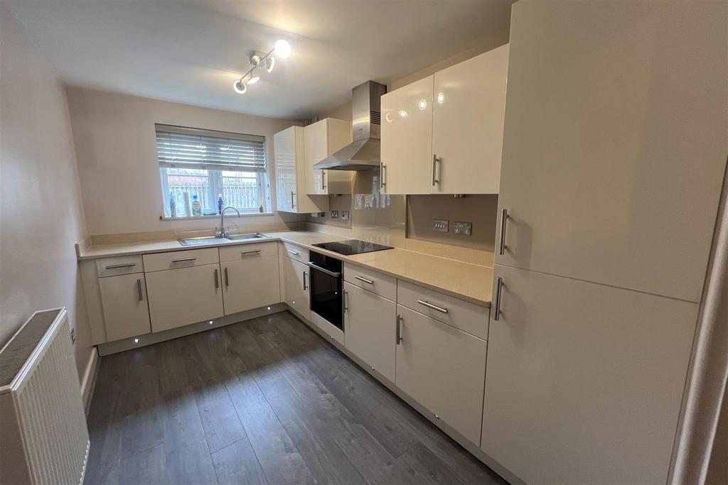 Cowrakes Road, Lindley, Huddersfield.... 2 bed apartment £850 pcm (£