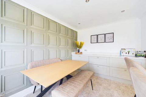184 Fleetside, West Molesey, KT8 2NH