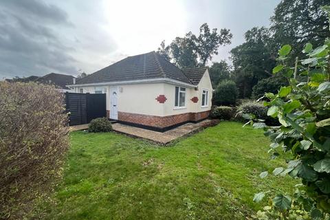 2 bedroom bungalow to rent, Howton Road, Bournemouth