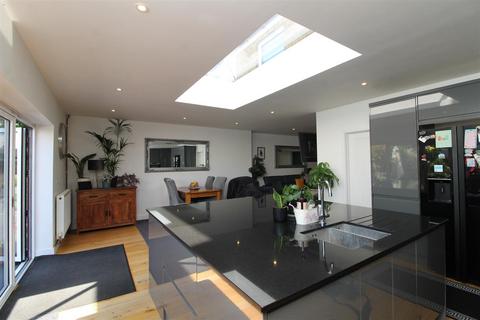 4 bedroom semi-detached house for sale, Grove Gardens, Margate