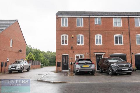 4 bedroom townhouse for sale, Carrick Drive Thornbury, Bradford, West Yorkshire, BD3 7FD