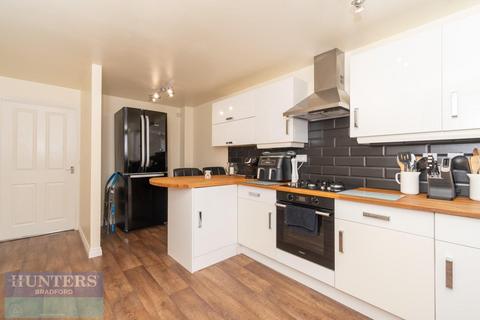 4 bedroom townhouse for sale, Carrick Drive Thornbury, Bradford, West Yorkshire, BD3 7FD