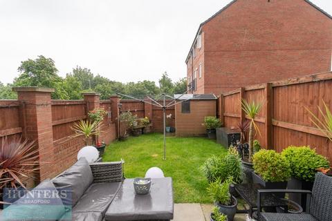 14 Carrick Drive, Thornbury, Bradford, BD3 7FD