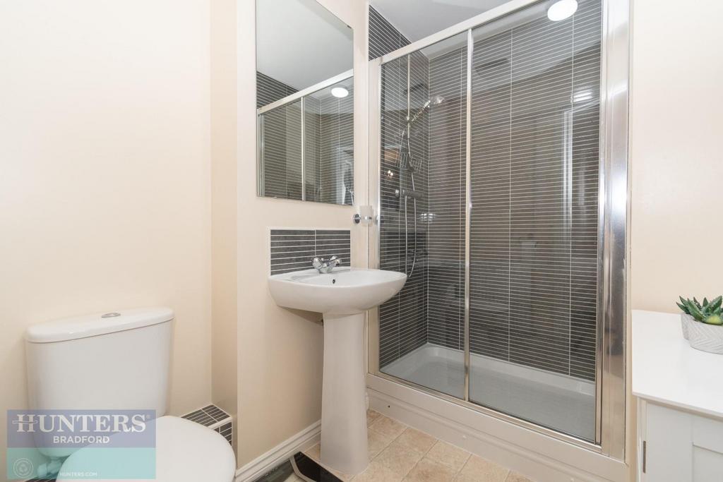 Second floor: en suite
