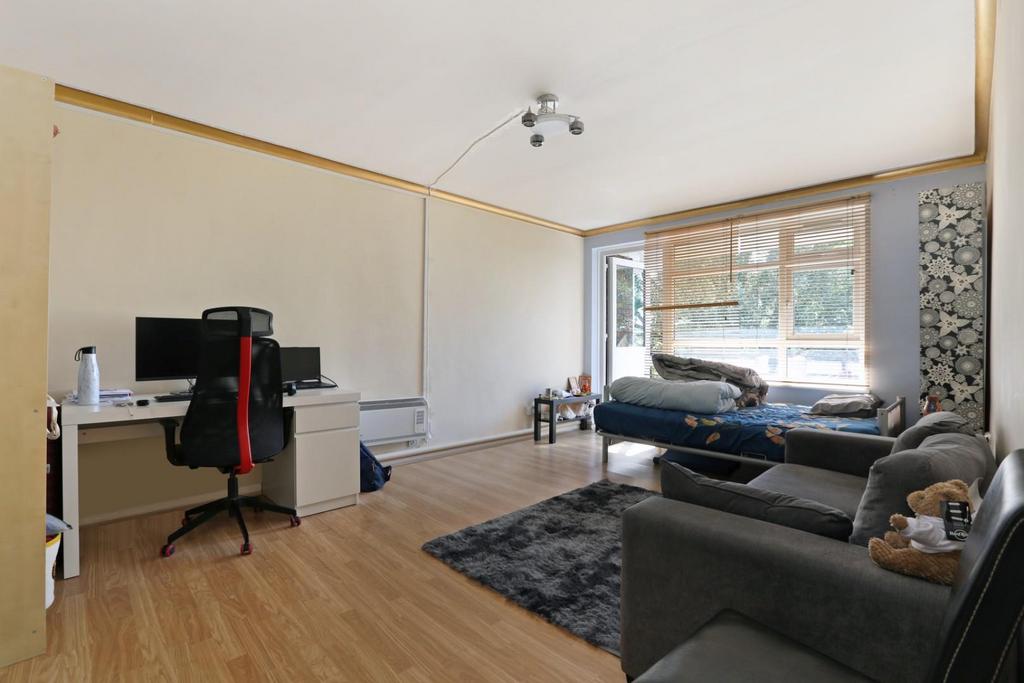 Honor Oak Road, London 2 bed flat for sale £375,000