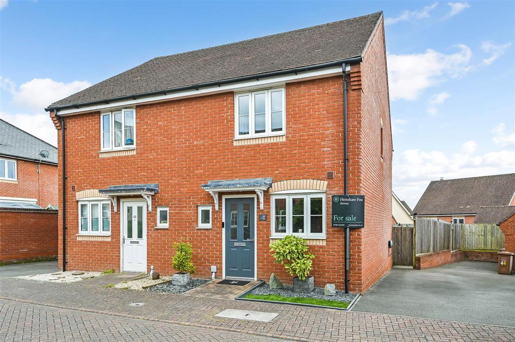 Wyndham Drive, Romsey, Hampshire 2 bed semidetached house for sale £