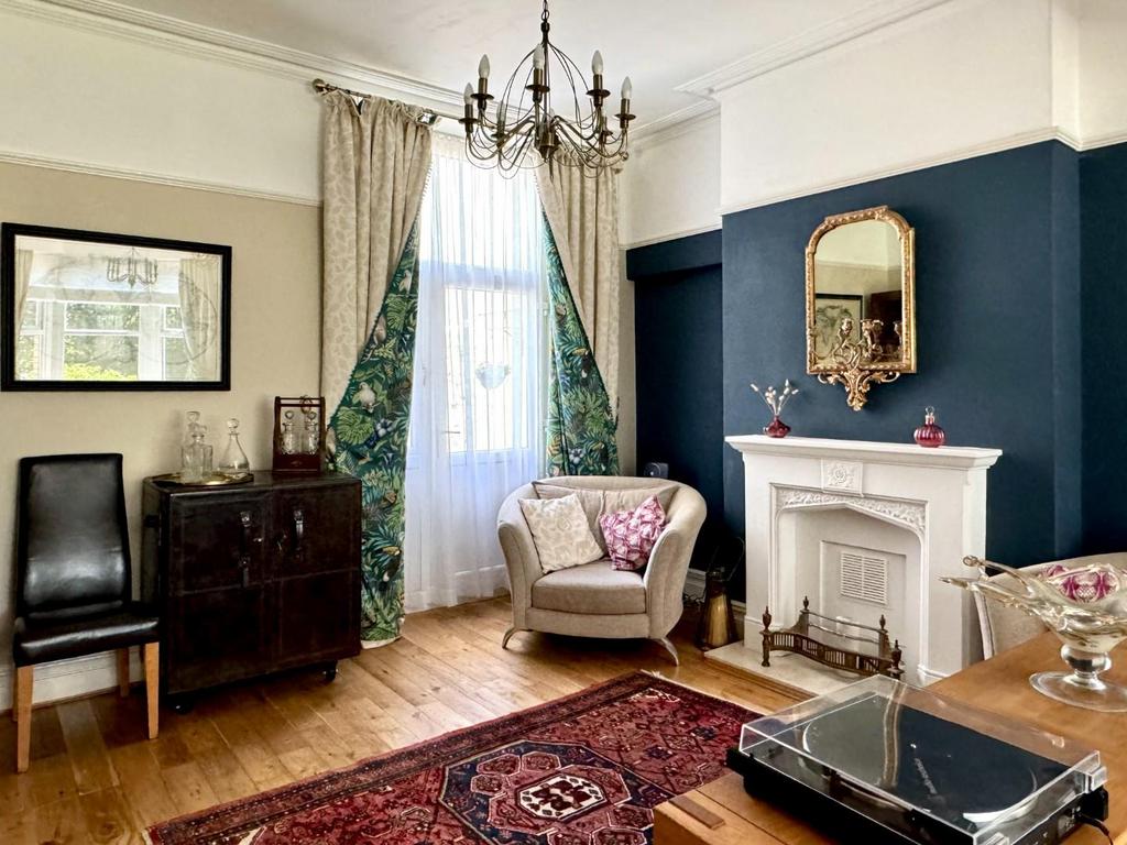 Lounge/Dining Room