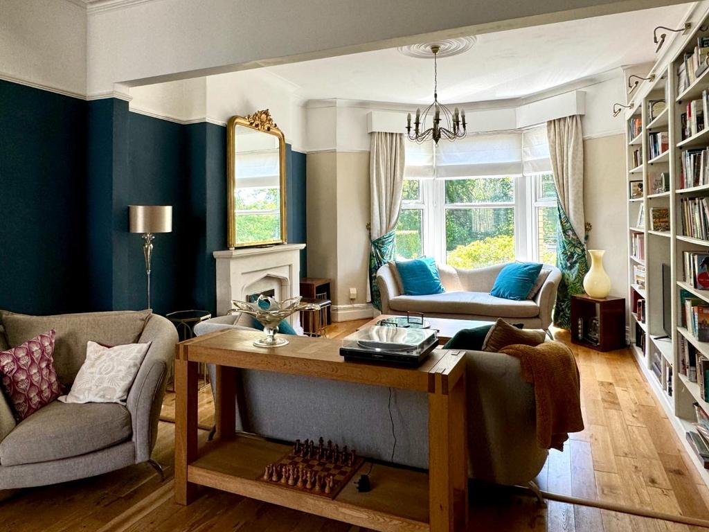 Lounge/Dining Room