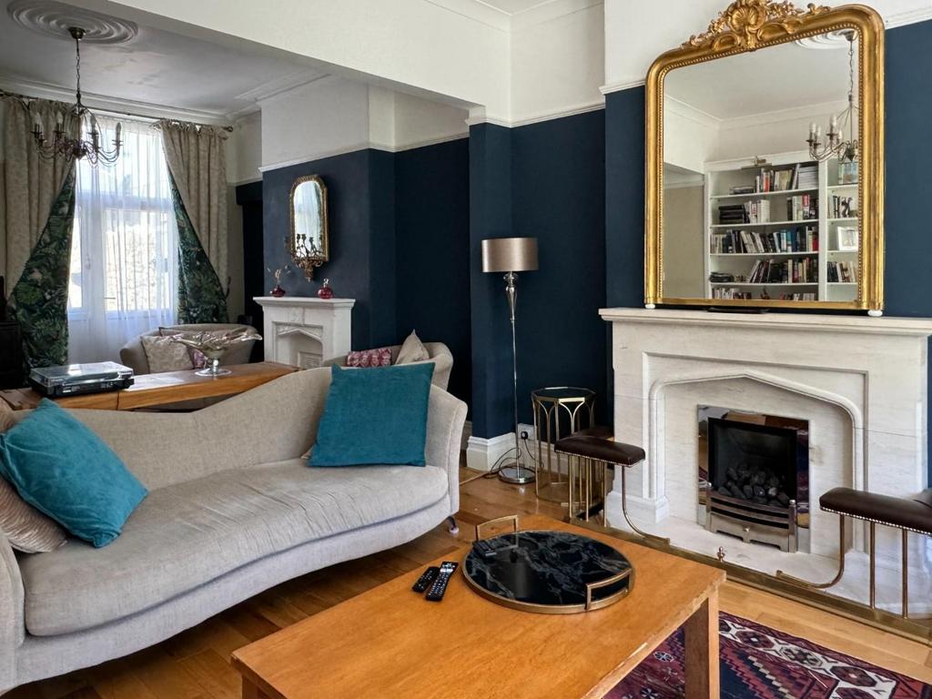 Lounge/Dining Room