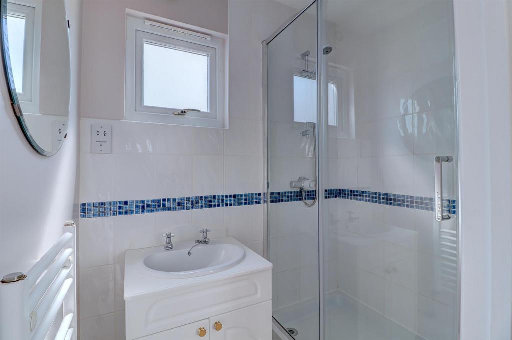 Bedroom 1 en suite.jpg