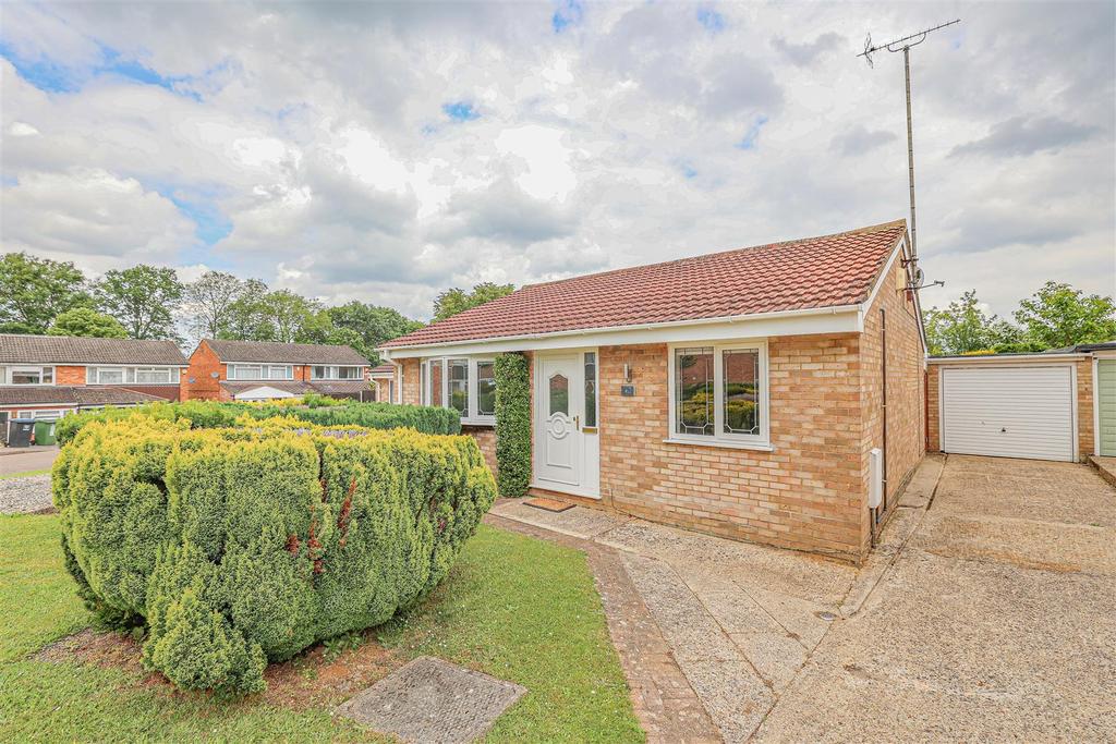 Elstree Road, Hemel Hempstead, HP2 2 bed semidetached bungalow for