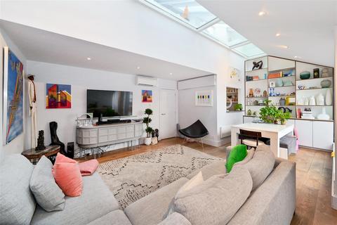3 bedroom maisonette to rent, Gloucester Avenue, London