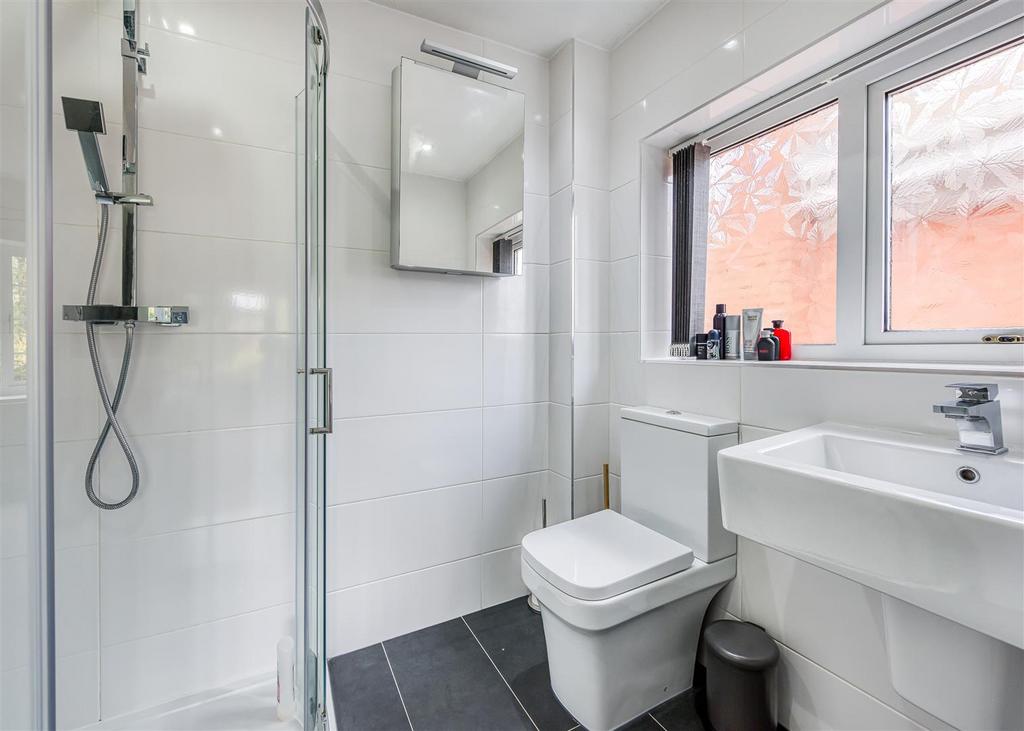 3 Greenhill Court-bed1 ensuite.jpg