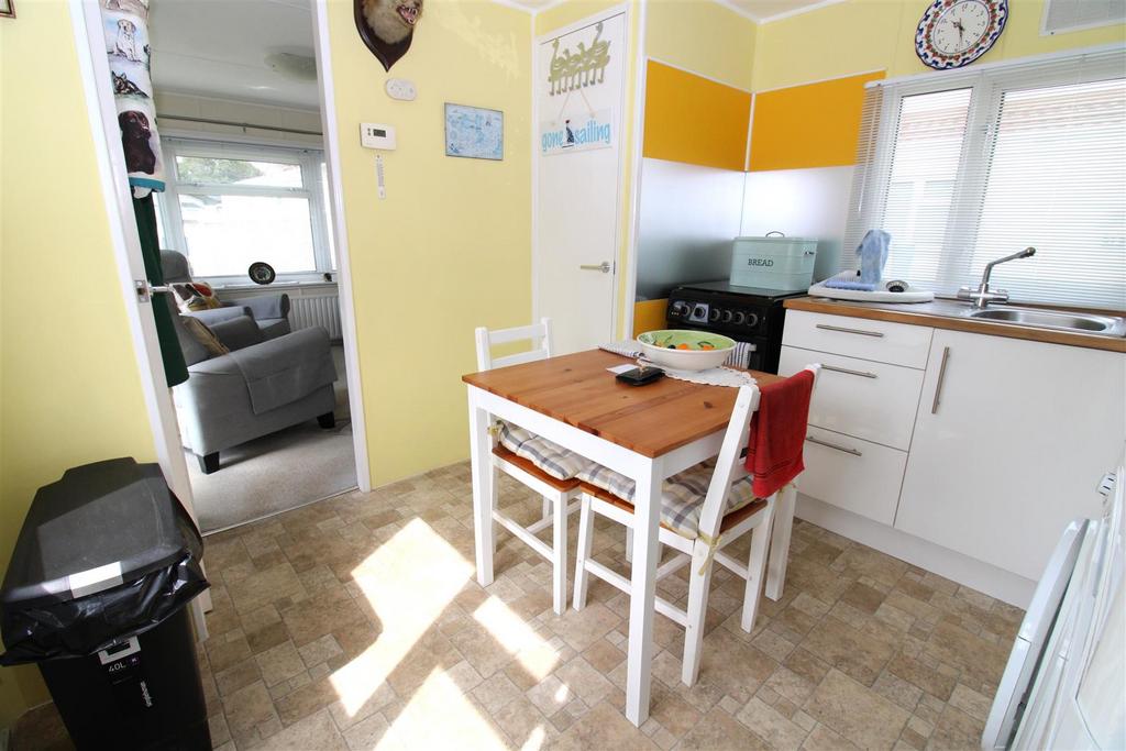 Kitchen 2.jpg