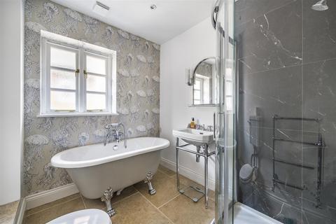 Padrays Beech Road, Haslemere, GU27 2BX