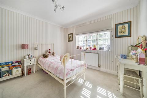 Padrays Beech Road, Haslemere, GU27 2BX