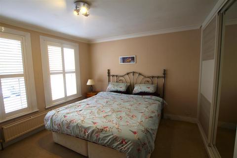2 bedroom semi-detached house to rent, Kimpton Avenue, Brentwood