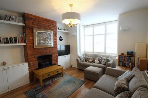 2 bedroom semi-detached house to rent, Kimpton Avenue, Brentwood