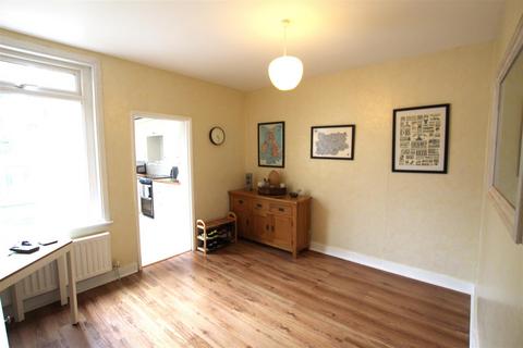 2 bedroom semi-detached house to rent, Kimpton Avenue, Brentwood