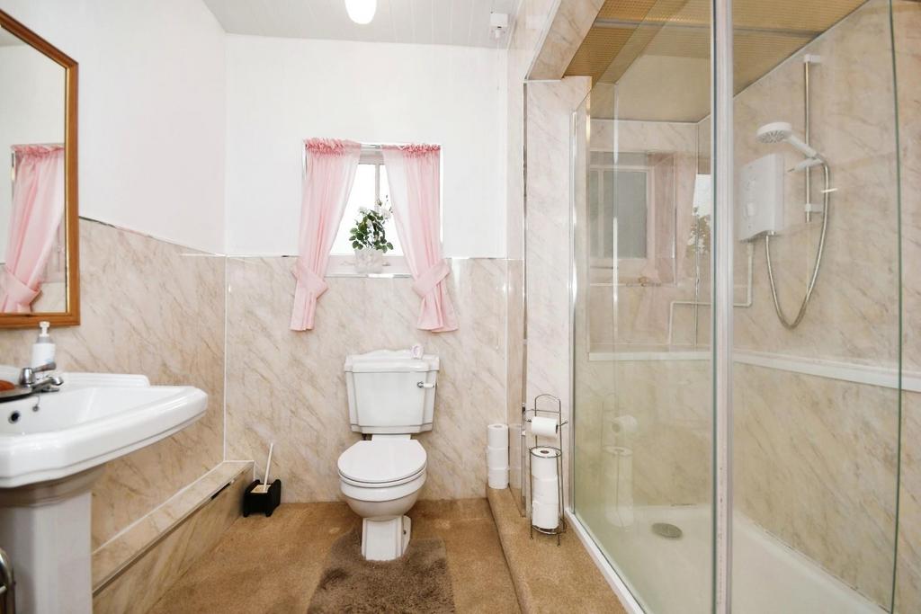 SHOWER ROOM.jpg