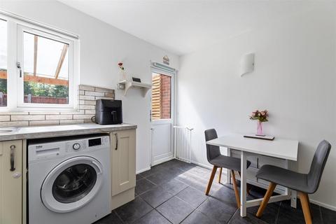 56 Alders Close, London, E11 3RZ