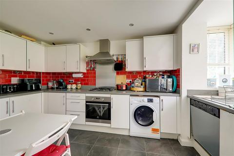 4 bedroom end of terrace house for sale, Tagalie Square, Worthing BN13