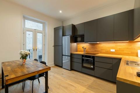 3 bedroom flat to rent, Glazbury Road, Barons Court, W14