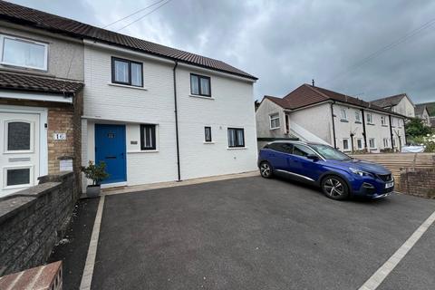 15 Broadfield Close, Tonypandy, CF40 1SY