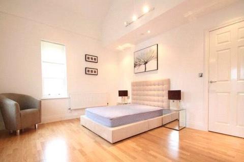 2 bedroom apartment to rent, Princess Park Manor, London, N11