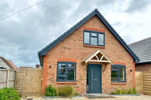 4 bedroom detached house to rent, Manor Road Selsey PO20