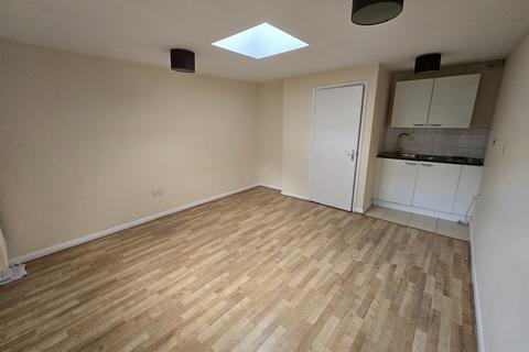 Studio to rent, Hither Green Lane, Lewisham SE26