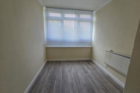3 bedroom flat to rent, Talia House, London E14