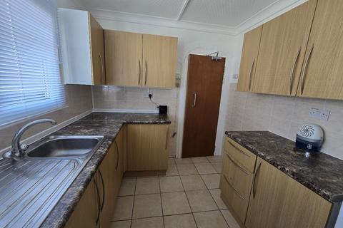 3 bedroom flat to rent, Talia House, London E14