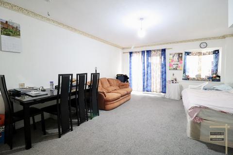 3 bedroom end of terrace house for sale, Beechcroft Close, HOUNSLOW TW5