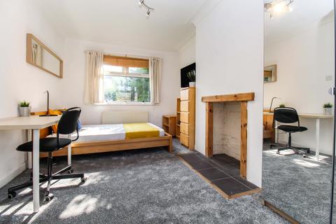 4 bedroom end of terrace house to rent, BILLS INCLUDED: Winthorpe Street, Meanwood, Leeds, LS6