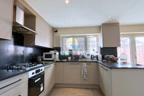 4 bedroom semi-detached house to rent, Hayes UB3