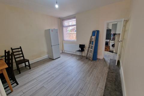 3 bedroom terraced house to rent, Smart Street, Longsight M12 4NX