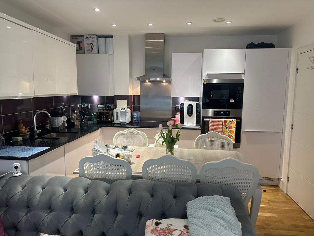 2 Bedroom Modern Apartment For Rent E14