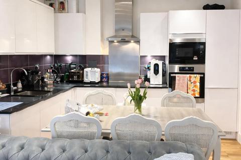 2 Bedroom Modern Apartment For Rent in Cityview Point, E14