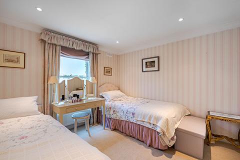 5 Radley Mews, London, W8 6JP
