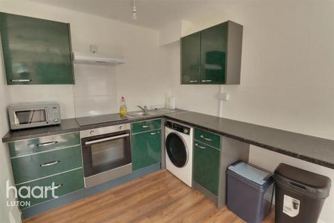 4 bedroom terraced house to rent, Easingwold Gardens, Luton