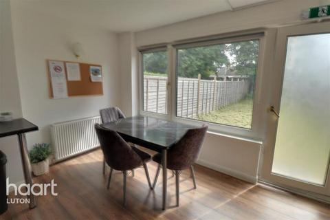 4 bedroom terraced house to rent, Easingwold Gardens, Luton