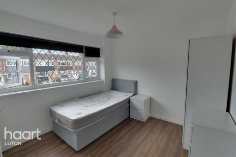 4 bedroom terraced house to rent, Easingwold Gardens, Luton