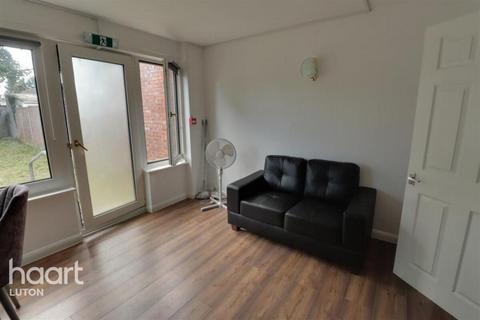 4 bedroom terraced house to rent, Easingwold Gardens, Luton