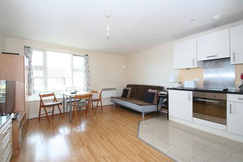 Studio to rent, Greyhound Hill, London, NW4