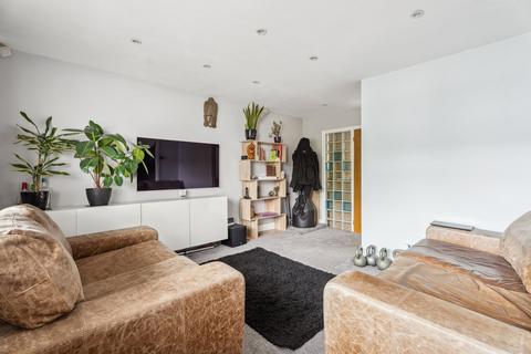 2 bedroom flat for sale, High Street, Gerrards Cross SL9