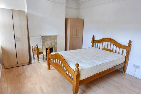 2 bedroom flat to rent, Philpot Street, London E1