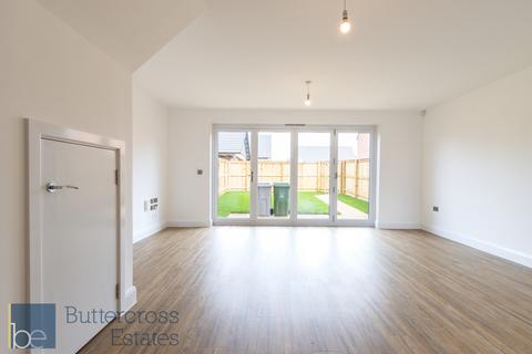 3 bedroom end of terrace house to rent, Green Avenue, Newark