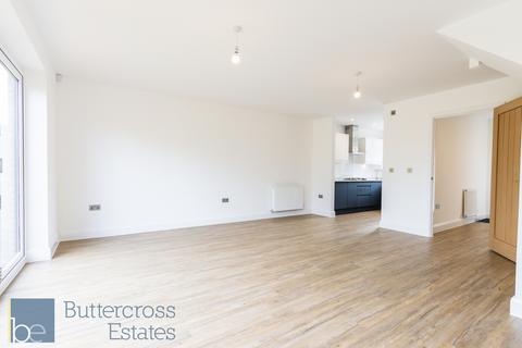 3 bedroom end of terrace house to rent, Green Avenue, Newark
